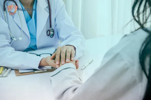 Врач контролирует пациента